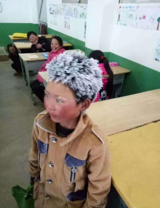 云南留守男孩冒冰霜上學(xué)，結(jié)成“冰花”獲網(wǎng)友鼓勵，看著讓人心疼01.jpg