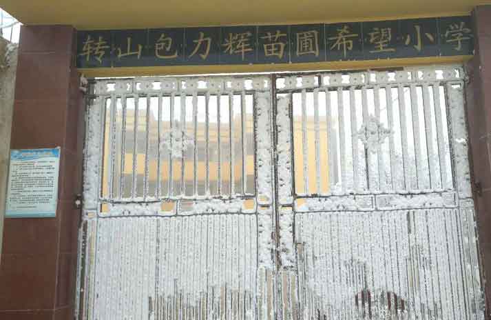 云南留守男孩冒冰霜上學(xué)，結(jié)成“冰花”獲網(wǎng)友鼓勵，看著讓人心疼04.jpg